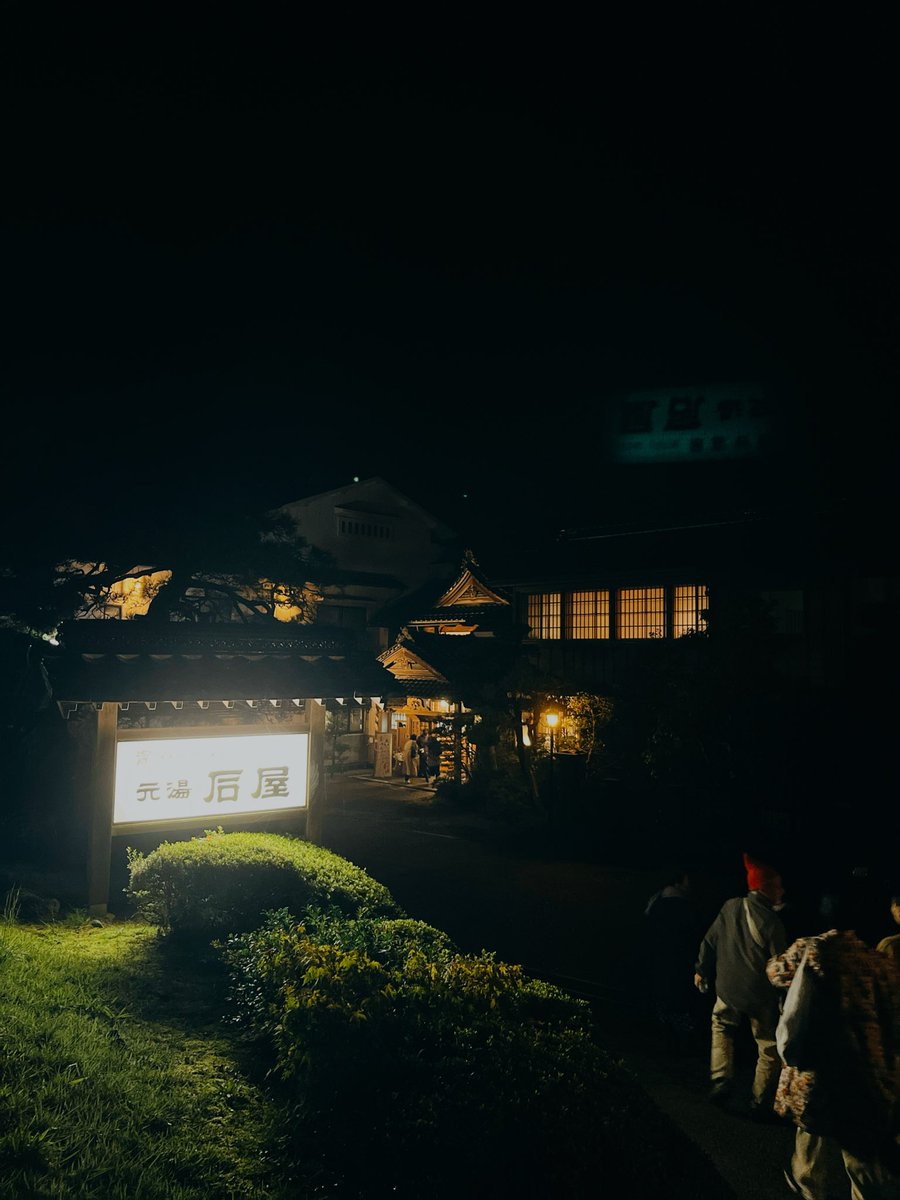 金沢ナイトミュージアム『謳ふる夜』in元湯石屋
屋外鑑賞できる能舞台
アートバスの乗って降りたらそこは異空間だった…