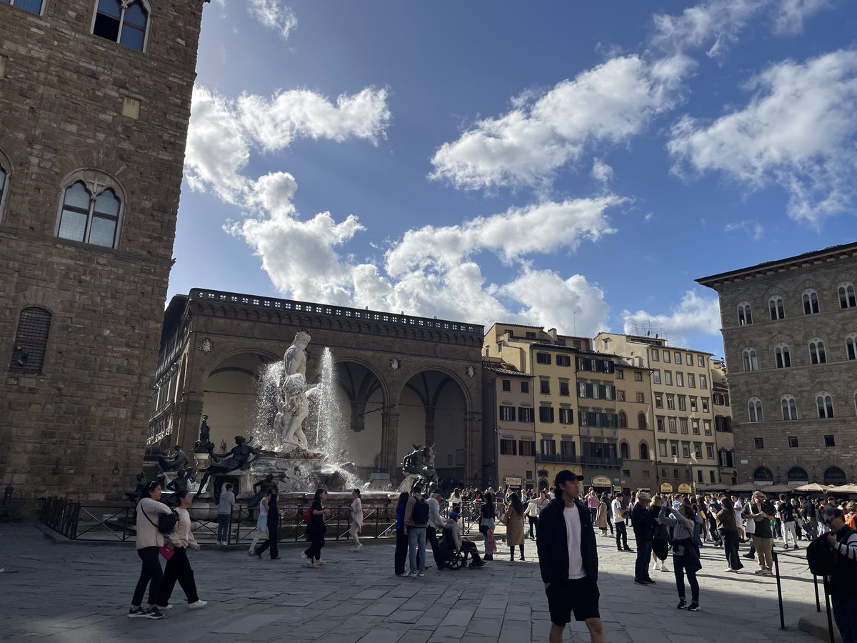 フィレンツェ　凱旋門 フィレンツェ共和国広場の美しい凱旋門と老舗カフェ | イタリア