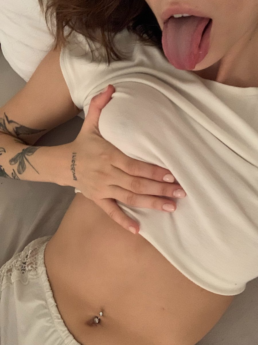 MikiiMuseee's tweet photo. I'm feeling deliciously daring in my Halloween getup. My page is free! 👇🥵 https://t.co/ctKKZ4XaLn