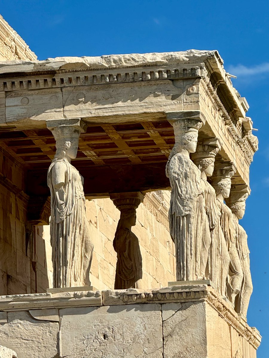 Οι Καρυάτιδες είναι μαρμάρινα αγάλματα γυναικών που χρησιμοποιήθηκαν ως κίονες στο Ερέχθειο της Ακρόπολης, στηρίζοντας τη στέγη της νότιας στοάς. Αντιπροσωπεύουν τις κόρες από την πόλη Καρυές της Λακωνίας κ ξεχωρίζουν για τη χάρη, την αρμονία κ την καλλιτεχνική τους τελειότητα.