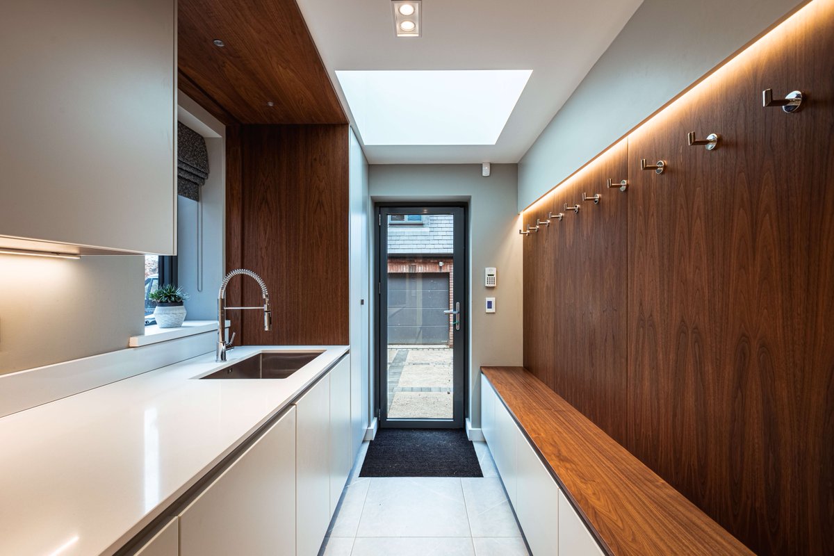 stonehamkitchen's tweet image. A #utilityroom shouldn’t just be practical, it can be beautifully designed too. Add tall storage units, raised appliances, a pet area and bespoke storage to neatly conceal laundry essentials and household appliances. 

For more #utilityroomideas, go here:  f.mtr.cool/zyshkjcneg