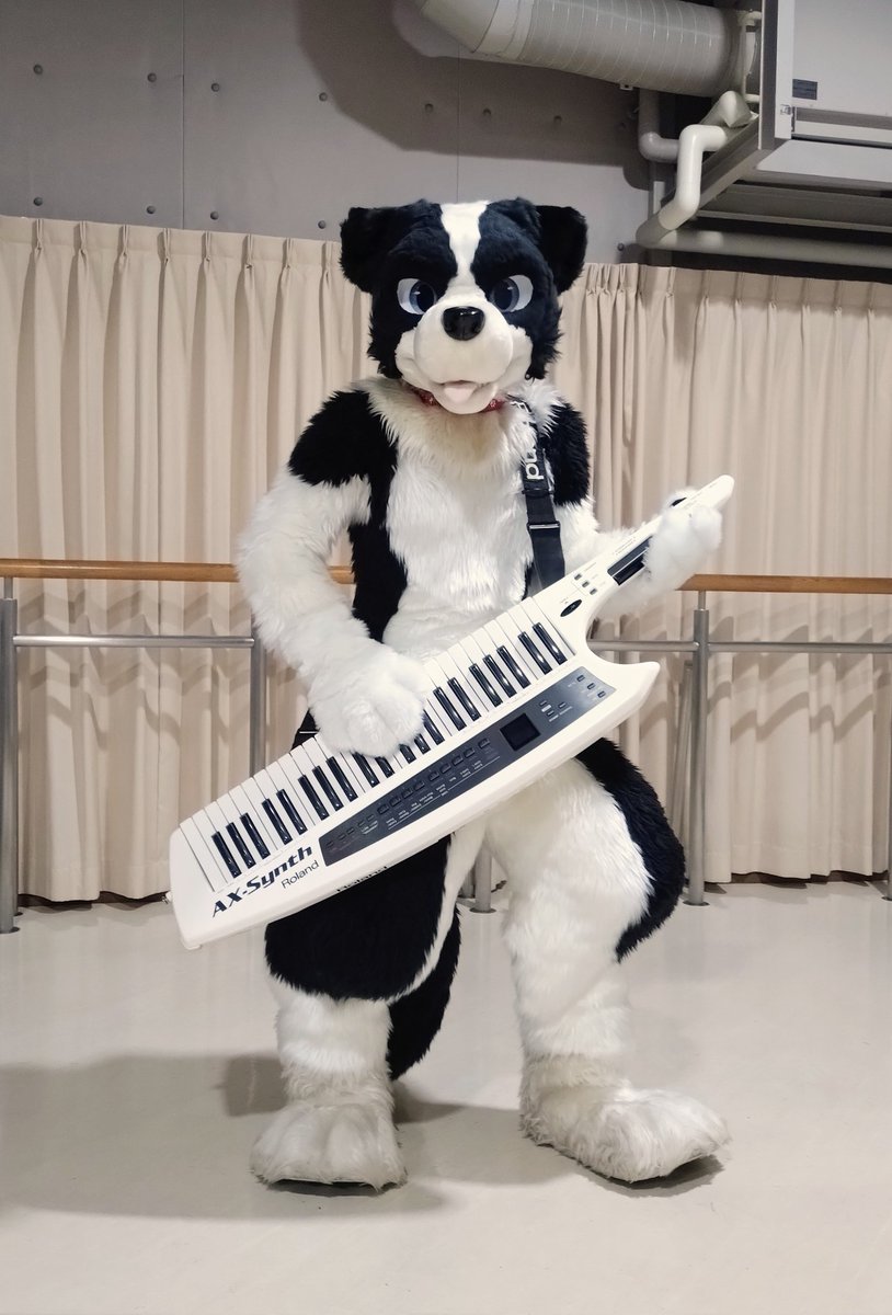 スピンさん！久しぶりに会う彼は変わらず元気いっぱいワンコでした！😆🥰この時はショルダーシンセを肩にかけた格好可愛い姿を見せました！🎹✨️
#ぱふぉケモ