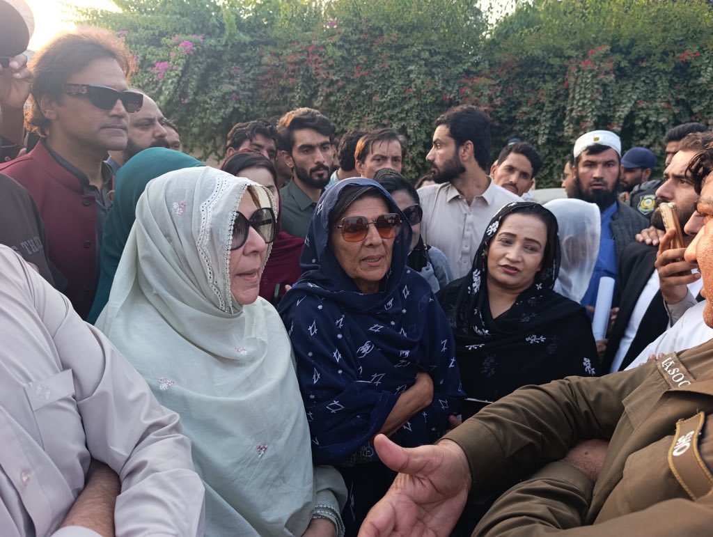 مریم کے حکم پر گلو بٹ پولیس نے اج پھر عمران خان کی بہنوں کو اڈیالہ جیل کے باہر روک دیا اور ملاقات کی اجازت نہیں دے رہے 💔
لعنت ہے ان پر