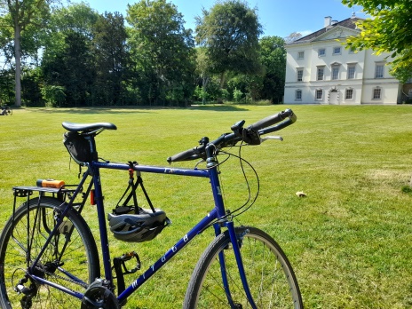 Promoters of #cycling claim improve individual or societal health. But, these issues are more complex. Many people in the world cycle in polluted air and on unsafe streets. #Walking / #publictransport are also modes that provide physical activity: lnkd.in/eaqrVRER