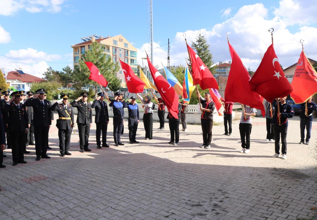 İlçemizde 29 Ekim Cumhuriyetimizin 102.Bayramı Kutlamaları Hükümet konağı Atatürk Anıtı önündeki törene Kaymakamımız Sayın Koray YANIKTEPE, İlçe Belediye Başkanı Emine GÖKÇE, daire müdürleri,öğretmenler ve öğrenciler katıldı.Daha sonra Kaymakamımız Gazilerimizi makamında ağırladı