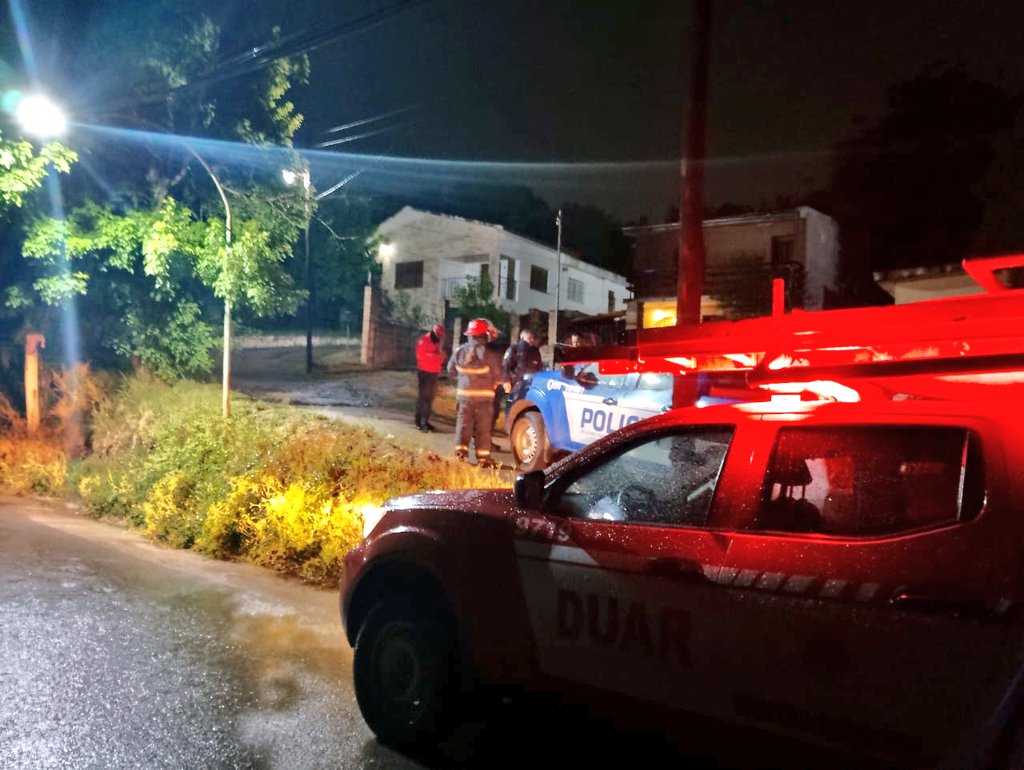 #AHORA Belgrano 260, Villa Aurora, Unquillo, Bomberos <a href="/PoliciaCbaOf/">Policía de Córdoba</a> trabajaron en vivienda, donde tras incendio, encontraron el cuerpo sin vida de una mujer(76), según el testimonio de su sobrino, estaba postrada. Conmoción en el barrio. Info: Javier Sassi <a href="/masradiocba/">Más Radio Córdoba</a>