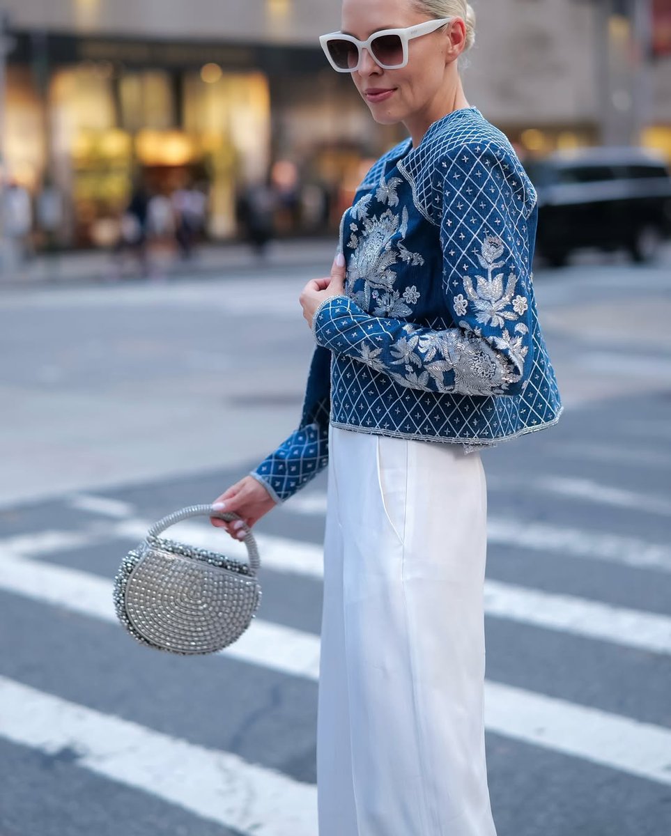 Stopping traffic🚦💅🏼 Lombard and Fifth styles a chic city look with our Mae Cassidy #MaliniPearl clutch bag #MaeCassidy

📷 Image Repost Lombard and Fifth