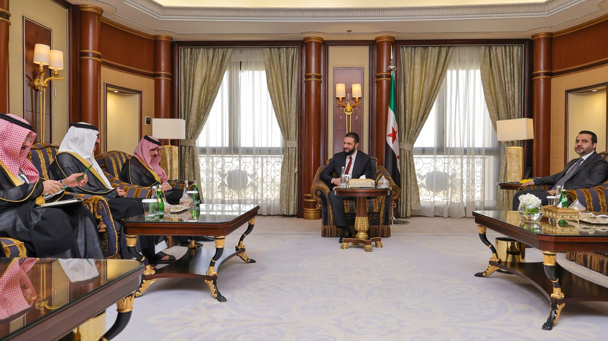 التقى السيد الرئيس أحمد الشرع اليوم في العاصمة السعودية الرياض سموَّ وزير الخارجية السعودي الأمير فيصل بن فرحان آل سعود وذلك بحضور وزير الخارجية السيد أسعد الشيباني في إطار الزيارة الرسمية للمشاركة في مؤتمر مبادرة مستقبل الاستثمار بنسخته التاسعة.

#رئاسة_الجمهورية_العربية_السورية