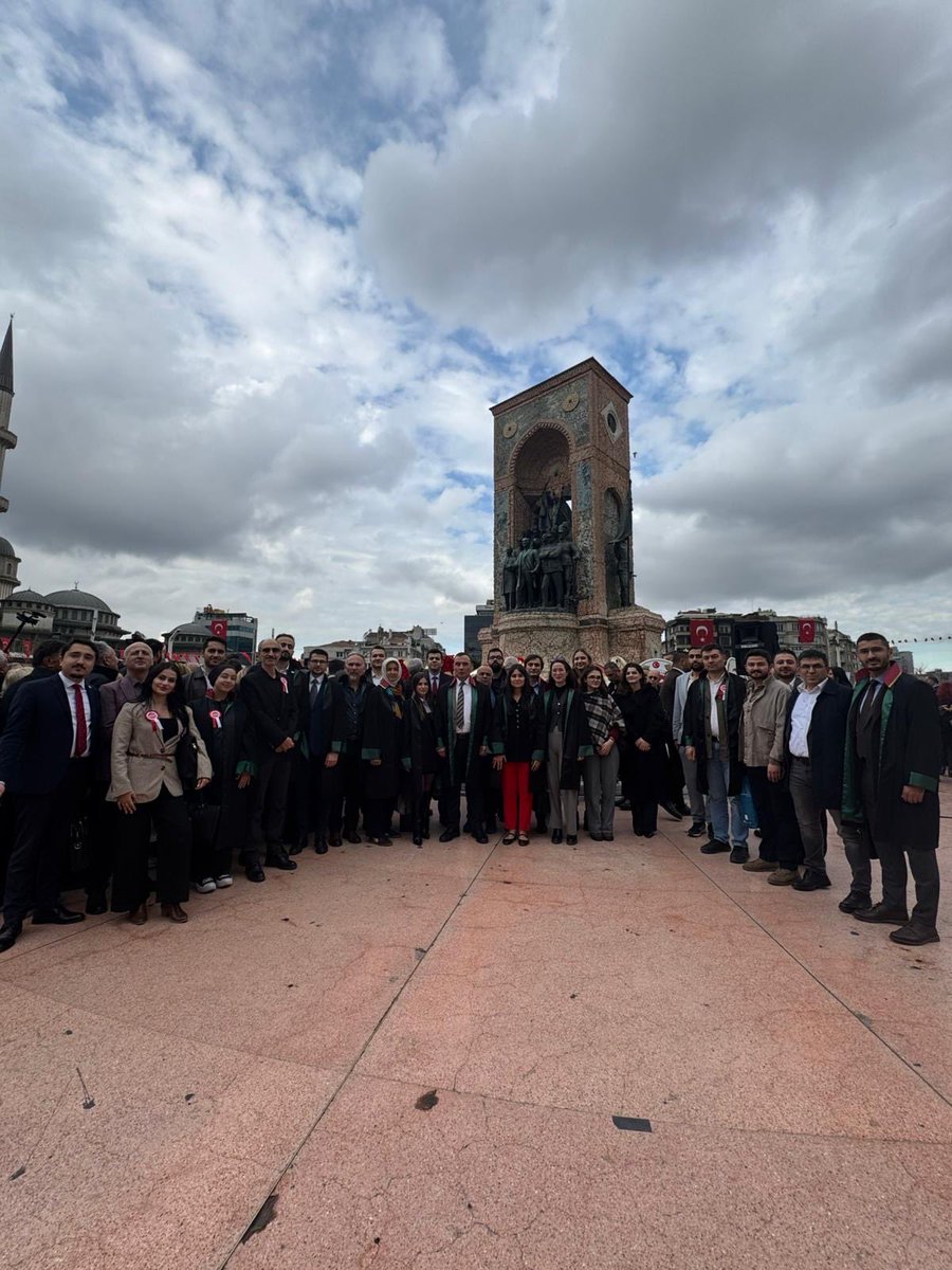 İstanbul Milliyetçi Avukatlar Grubu olarak Taksim Meydanında gerçekleştirilen Cumhuriyet Bayramı Çelenk Sunma törenine katıldık. 

29 Ekim Cumhuriyet Bayramımız kutlu olsun.
🇹🇷