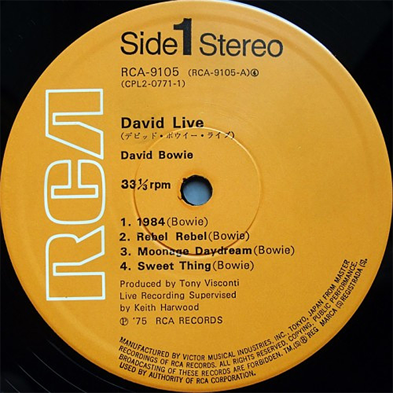 Buzz_The_Fuzz's tweet photo. #DavidLive 日本盤の発売日は74年12月20日。前にも同じ例を書きましたが、日本では「75年1月新譜」として扱われるため、日本盤のみマルP表記が「1975年」となります。同作は1年後の1975年12月に同品盤・同価格で再発売。これはレコード会社が「RVC株式会社」へと変更されたため。(続) https://t.co/rEsqKHqofe