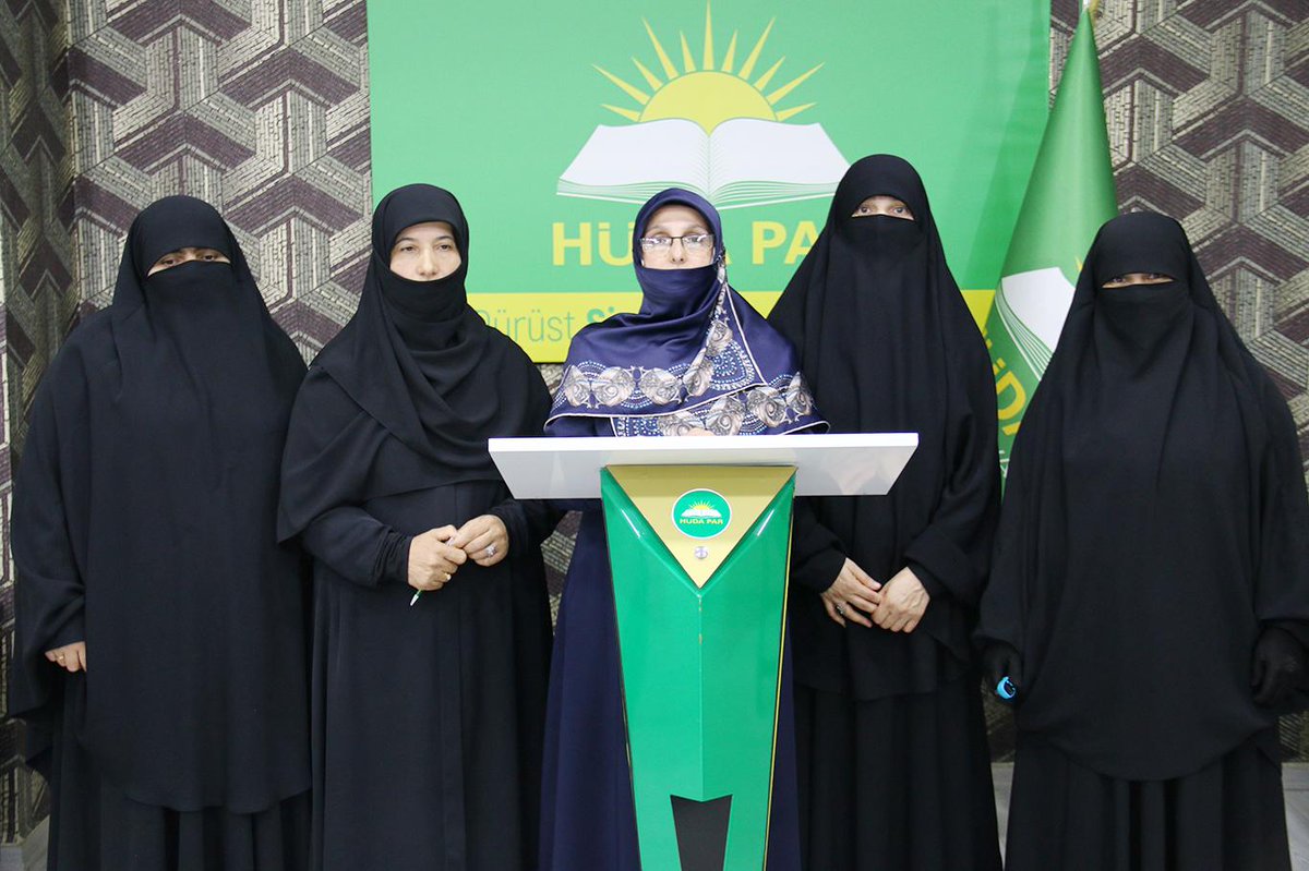 Oy kullanma hakları ellerinden alınması için oy kullanan hüdapar kadın kolları.