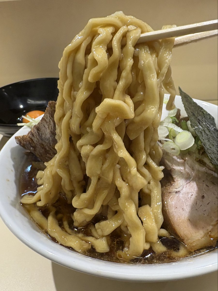 二丁目ラーメン
並、たまご

稲田堤と迷ったけれど👽の橋本へ。
豚の旨味と醤油のハーモニー。
この麺も好き。端豚うれし。
終盤に生姜を入れて覚醒🤩
ご馳走様でした〜。