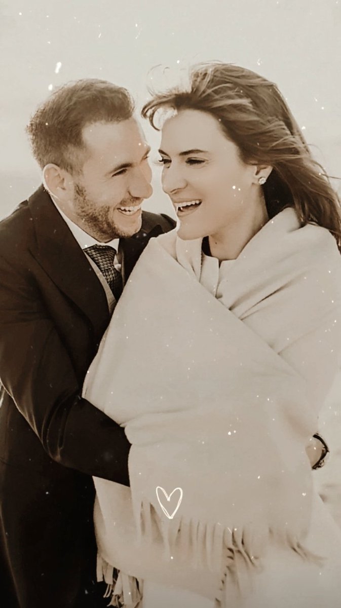 💍8 FELICISIMOS AÑOS D MATRIMONIO♥️💍

📸Posboda 

Era Dic. xo yo quería mis 📸 n la playa ⛱️!
Y al final la única NO posada,q no se ve playa,ni vestido, ni nah!...es mi fav.😂 xq aunq yo estuviera HELADA🥶,desbordabams FELICIDAD🥹

Q EQUIPAZO MI AMOR♥️
JUNTOS, CON TODO!
💪🏻♾️🧩