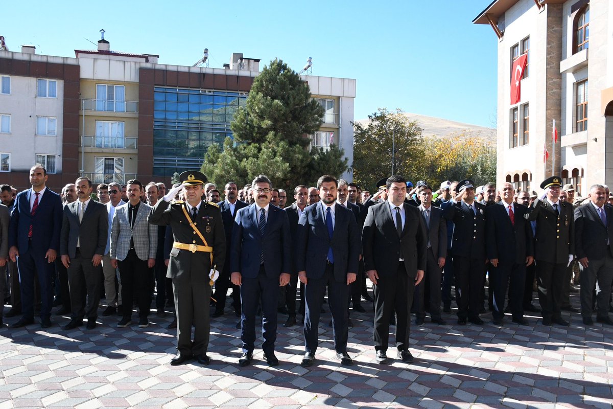 İlçemizde, 29 Ekim Cumhuriyet Bayramı dolayısıyla çelenk sunma töreni gerçekleştirildi.

Cumhuriyetimizin 102. yıl dönümü kapsamında düzenlenen tören, Kaymakamımız Sayın Nurhalil ÖZÇELİK’in Atatürk Anıtı’na çelenk sunmasıyla başladı. Tören, saygı duruşunda bulunulması ve İstiklal