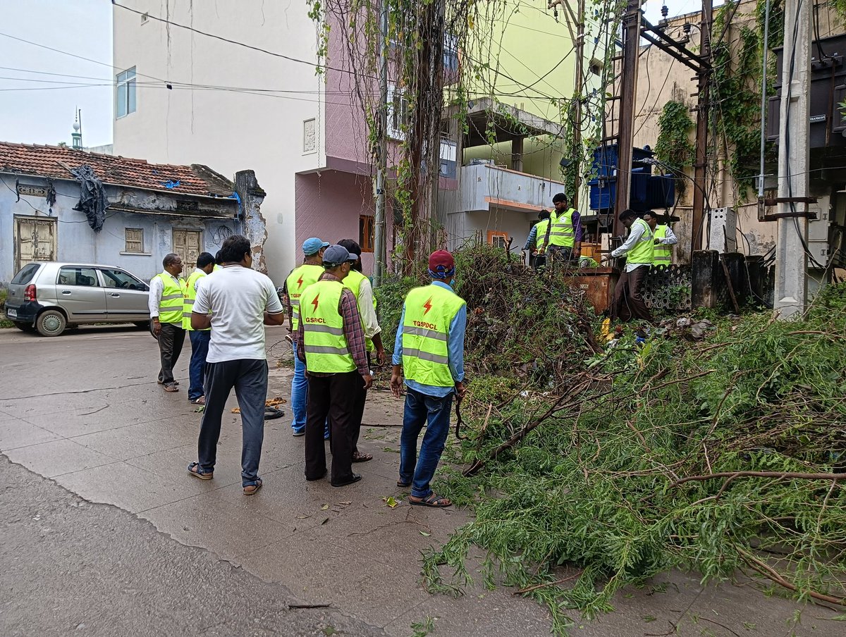 jonnakunti's tweet photo. #TGSPDCL in Karwan Gudimalkapur.
Good to see Results with Dedicated teams are out in the field as part of #PrajaBaata — engaging with consumers, resolving concerns, and  Upgrading Transformers Cleaning green waste,C&amp;D around it !  💪
#TGSPDCL #EmpoweringPeople @musharraf_ias https://t.co/uTf5Upfrct