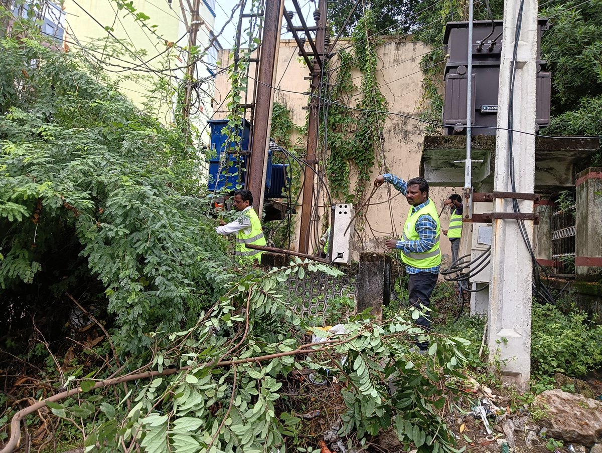 jonnakunti's tweet photo. #TGSPDCL in Karwan Gudimalkapur.
Good to see Results with Dedicated teams are out in the field as part of #PrajaBaata — engaging with consumers, resolving concerns, and  Upgrading Transformers Cleaning green waste,C&amp;D around it !  💪
#TGSPDCL #EmpoweringPeople @musharraf_ias https://t.co/uTf5Upfrct