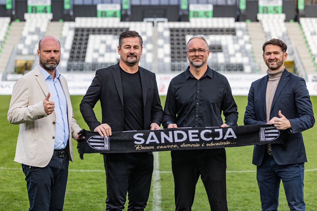 Nowym szkoleniowcem pierwszego zespołu 🤍🖤 został Rafał Smalec, który w swojej karierze prowadził m.in. Polonię Warszawa, notując z nią dwa awanse z rzędu.

Więcej 🔗 tiny.pl/p863zr0r