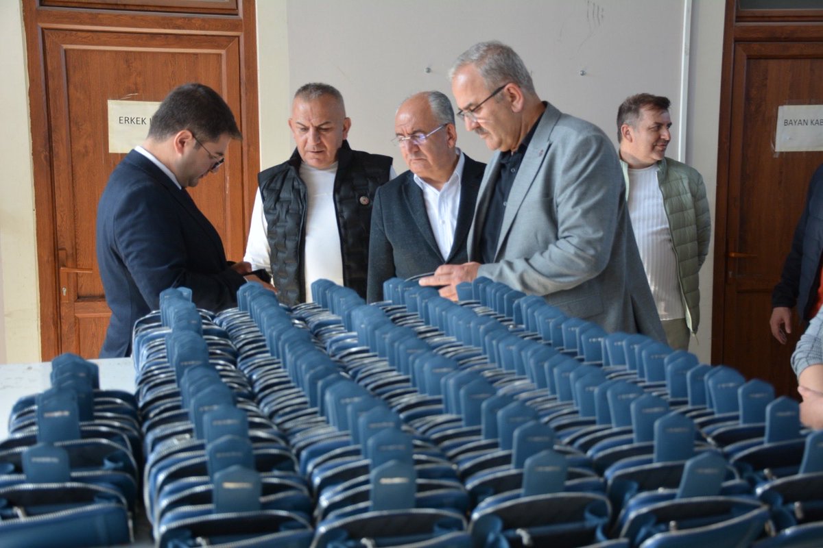 Cengiz Pakel firmasında ise deri ürünleri tasarımı ve üretimi süreçleri yerinde incelendi. El işçiliği ve kaliteye dayalı üretim anlayışının markanın başarısında önemli rol oynadığını belirtti.