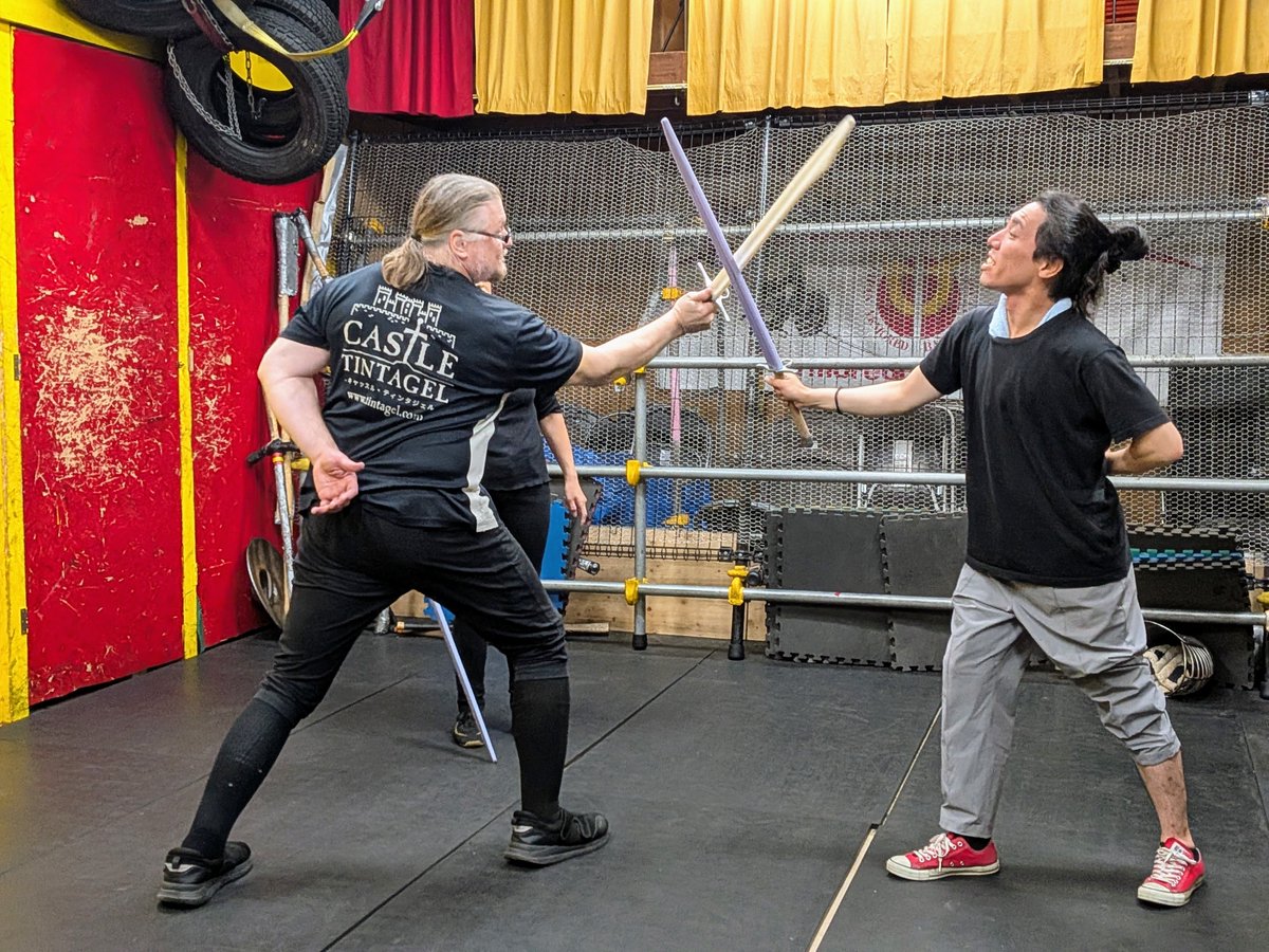 火曜日はアドバンス・スカラー(上級者）のレッスン日☆
城主ジェイ・ノイズ<a href="/jaynoyes/">Jay Noyes ジェイ・ノイズ</a>の研究の日です📖🖊️

今日は、全く新しい技の研究に取り組んでいました！

素人のスタッフが見ていると、かなり複雑でユニークなテクニックです🤔
解釈が進めばいずれ紹介できる事でしょう
#騎士道 #研究 #HEMA