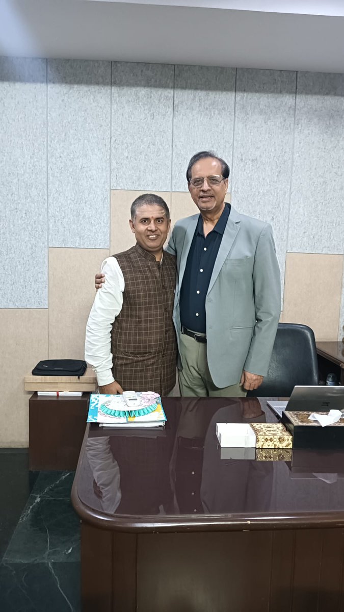 #AhlconIntl स्कूल के माध्यमिक वर्ग में संस्कृत सत्र का सफल आयोजन हुआ।
कार्यक्रम में मुख्य अतिथि श्री उपेंद्र कुमार मिश्रा जी की प्रेरणादायक उपस्थिति रही।
संस्कृत भाषा के संवर्धन एवं संरक्षण हेतु यह सत्र अत्यंत उपयोगी सिद्ध हुआ।