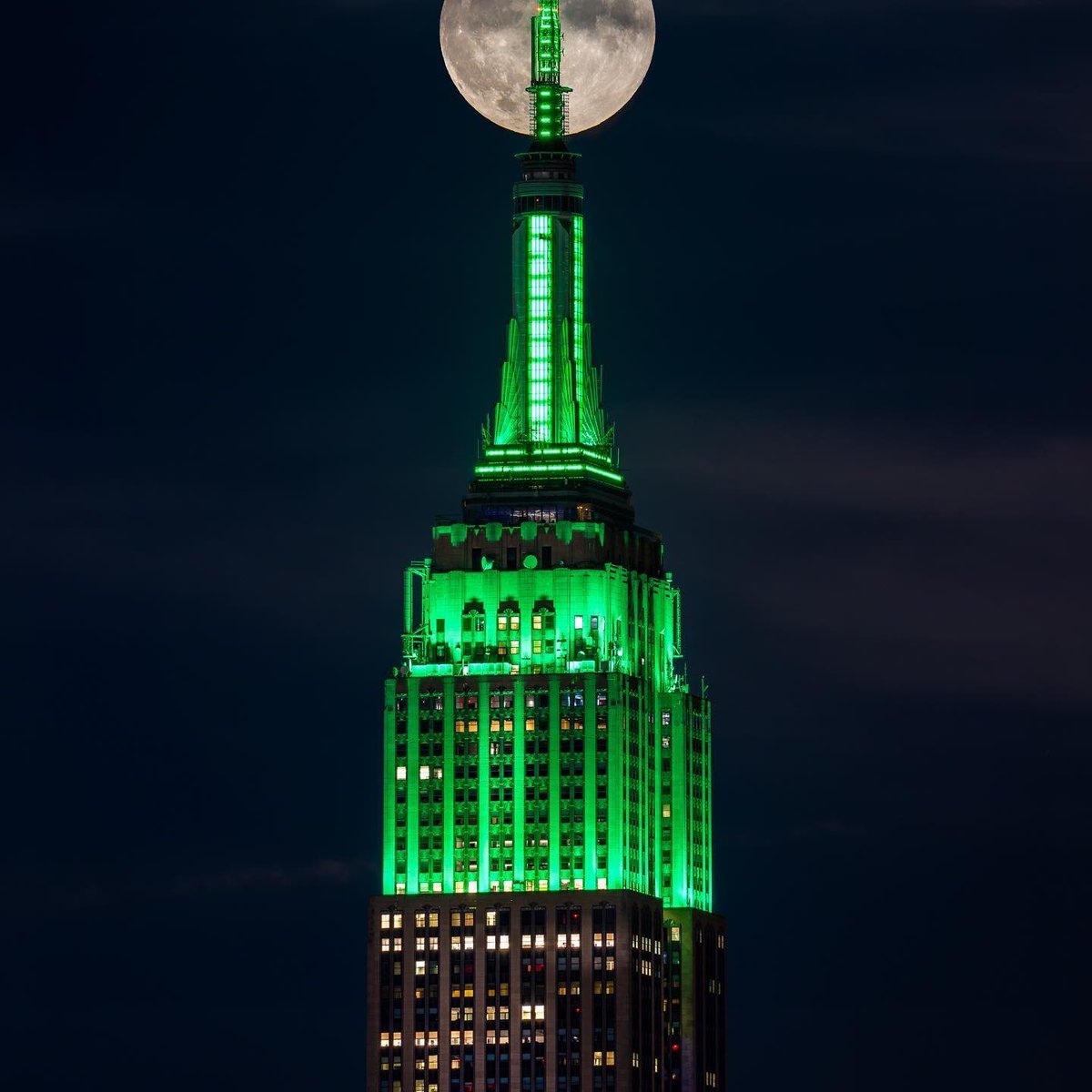 O icônico Empire State foi iluminado no dia de ontem ”27/10” com as cores das casas de Hogwarts e depois ficou totalmente verde (Sonserina) para celebrar o retorno de Tom Felton como Draco Malfoy em "Harry Potter e a Criança Amaldiçoada". Épico.