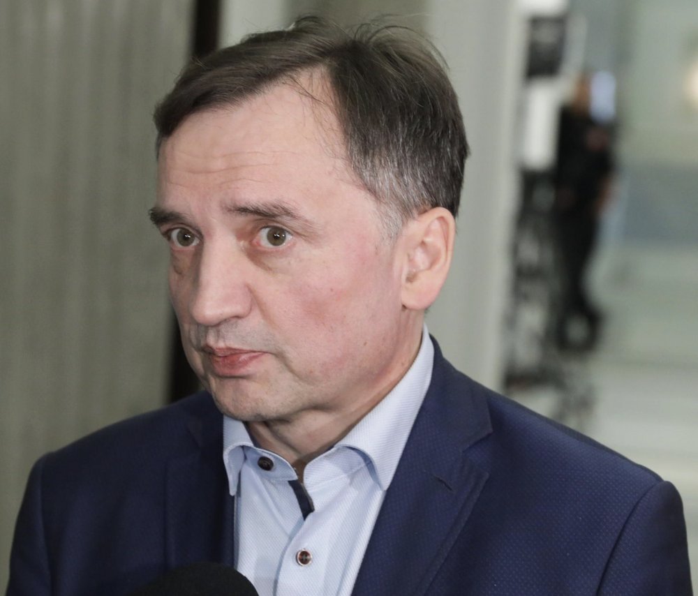 Nie wiem, czy Państwo zdajecie sobie sprawę, ale na ten moment czekaliśmy 20 lat. Przez 20 lat ten typ był bezkarny i wszechmocny, nietykalny. Aż przyszedł Waldemar Żurek i w 3 miesiące pozamiatał Ziobrę. Dozgonna wdzięczność dla MSPG Żurka.