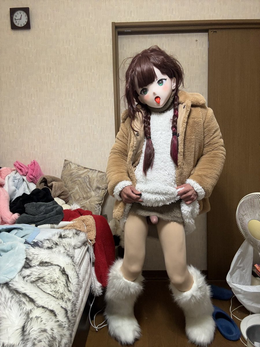 服を捲ると……⁈！
股に何か生えてる🥰