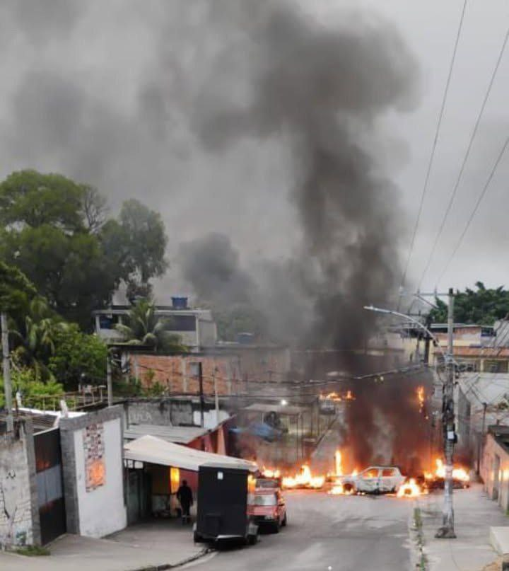 astrorj01's tweet image. Mais um registro da Operação Contenção no Complexo do Alemão e Complexo da Penha (CV), na Zona Norte do Rio de Janeiro.

#OperaçãoContenção