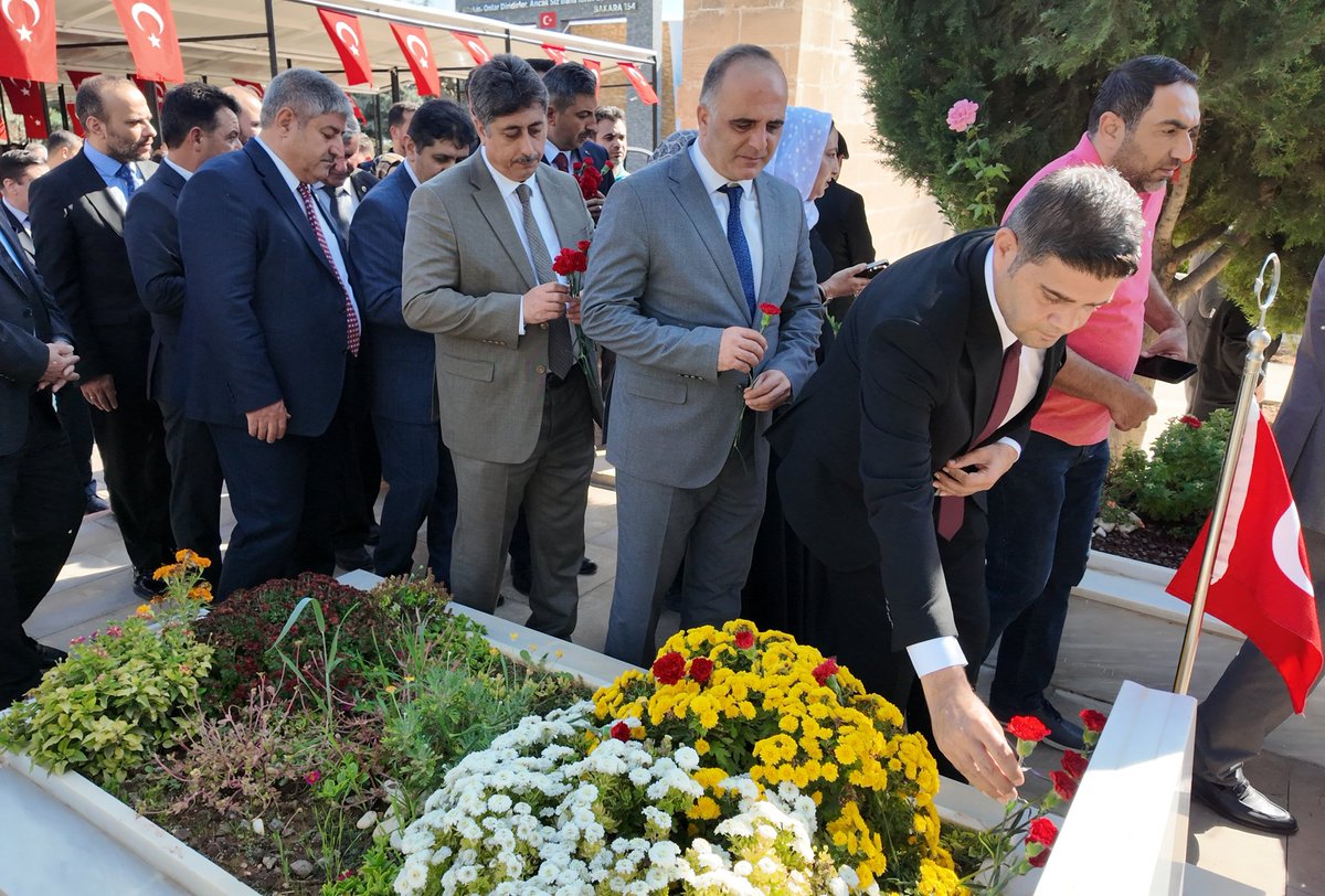 Şanlıurfa Valiliğinin 29 Ekim Cumhuriyet Bayramı nedeniyle Osmanbey yeni Şehitlik alanında düzenlediği Çelenk sunma törenine,
İl başkanlığımızı temsilen İl yönetim kurulu üyemiz Halil Barut katıldı.

#29EkimCumhiyetBayramı

<a href="/karadagferhatt/">Ferhat KARADAĞ</a> <a href="/MTanal/">Av.Mahmut TANAL</a>
<a href="/halilbarutchp/">Halil Barut</a>