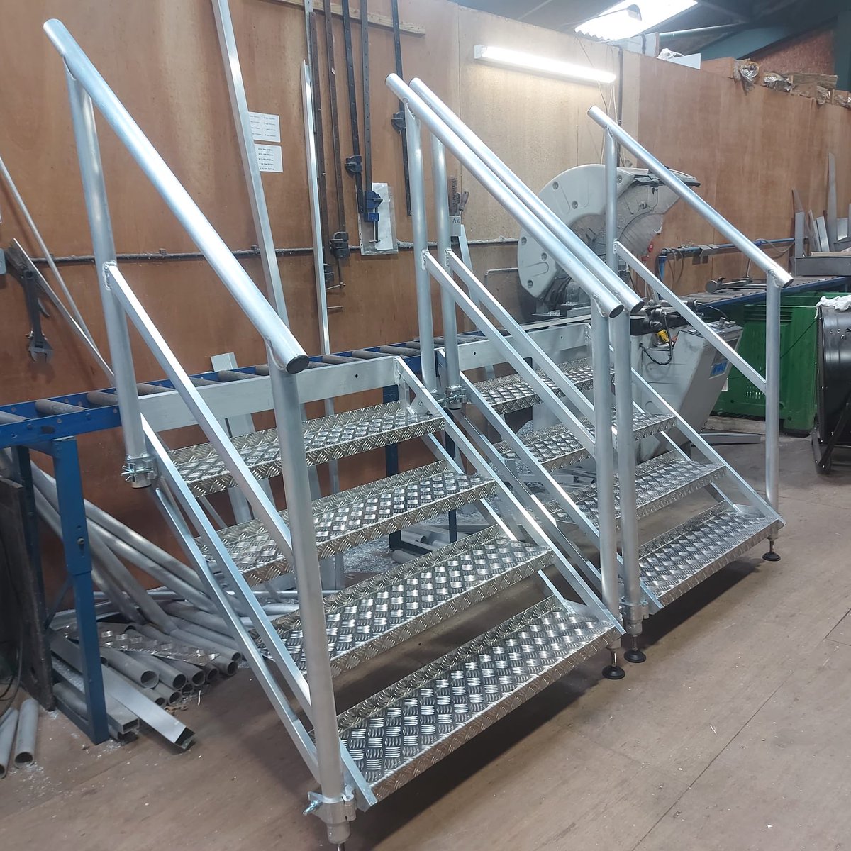 👨🏼‍🏭👩🏻‍🏭 Our custom aluminium stair units continue to be popular with more units being manufactured here at @alistageltd 👩🏻‍🏭👨🏽‍🏭

#proudlymadeingreatbritain #alistageltd #aluminium #manufacturing #hertfordshire #factory #stair #steps #unit #custom #london #design #supplier