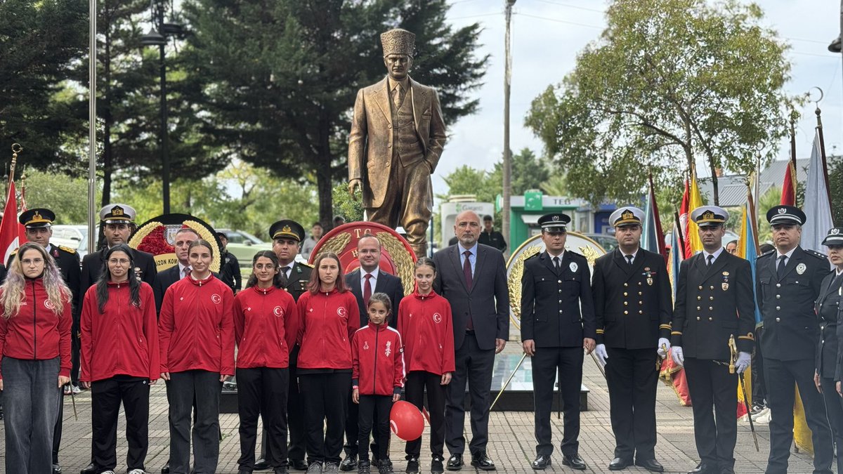 İlelebet payidar! 🇹🇷

Cumhuriyetimizin 102. yılı kutlamaları kapsamında Atatürk Anıtı’na resmi çelenk sunma törenindeydik.
Cumhuriyetimizin kurucusu Büyük Önder Gazi Mustafa Kemal Atatürk’ü ve Millî Mücadele kahramanlarımızı saygı, minnet ve özlemle anıyoruz.

Bağımsızlık,