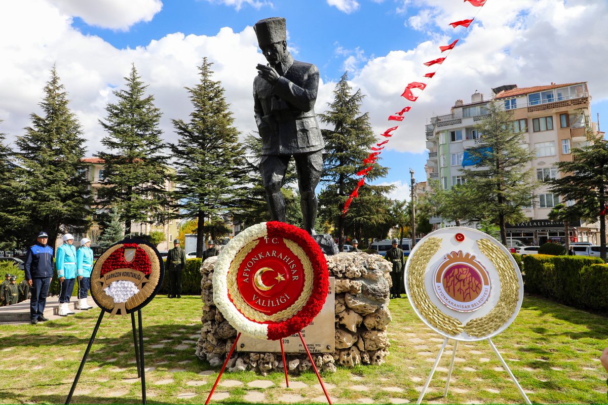 29 Ekim Cumhuriyet Bayramı’mızın 102. yıl dönümünde, Kocatepe Parkı’ndaki Atatürk Anıtı önünde kahramanlarımızı minnetle andık. 
Cumhuriyetimizin mimarı Büyük Önderimiz Gazi Mustafa Kemal Atatürk ve silah arkadaşlarına sonsuz minnet ve saygıyla… 🇹🇷