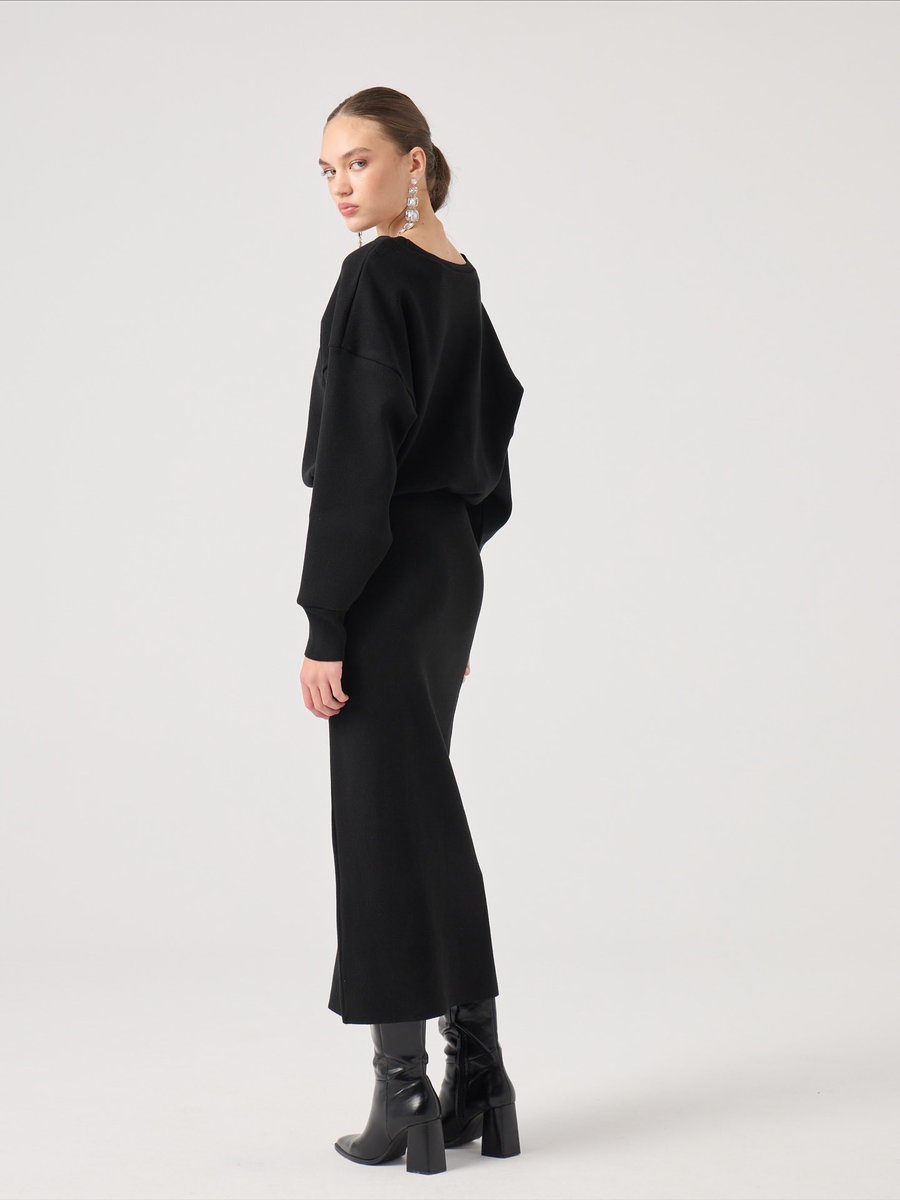 Because comfort 🤍 and elegance ✨ are never optional — they’re essentials.

‘Jacey Knit Dress’