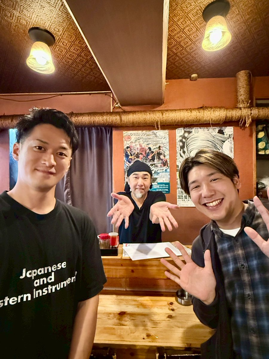 JapanesqueNeo's tweet photo. #三元亭 さん

先週と今週、2度に渡ってご馳走様でした😆‼️
何度食べても三元亭さんのラーメンは美味しい😋🍜

名だたる有名人の方々のサインと一緒に
#NeoJapanesque のサインとポスターも飾って頂いてます🥹✨

皆も食べに行ってみてね👍

#ラーメン
#名古屋 #新栄 #高岳
#ネオジャパネスク
#和楽器 https://t.co/fmmUzZdIqY