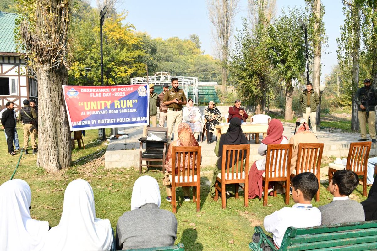 SrinagarPolice's tweet image. 🏃♂️ Srinagar Police organized a “Run for Unity” along Boulevard Road as part of Police Flag Day Week–2025, paying rich tributes to the brave police martyrs.
Students, youth & police personnel participated with great enthusiasm, promoting unity & discipline. 🇮🇳
#RunForUnity