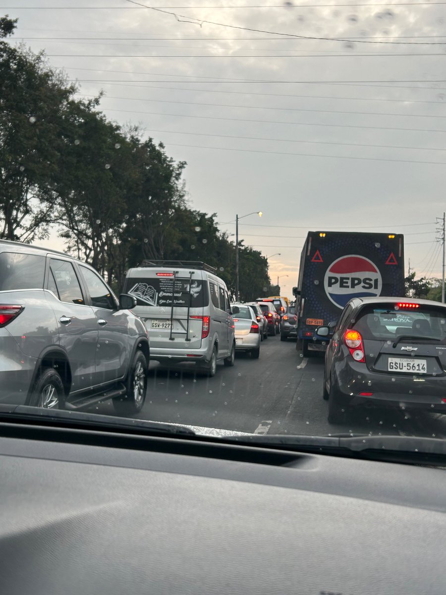 solepatinoa's tweet photo. Para cuando van a empezar a buscar la forma de que Vía a La Costa tenga alguna otra salida!!!???? Hubo un accidente y todo está colapsado! No hay otra vía más que esta. En un tráfico así, el que necesita llegar de emergencia a una clínica, se muere! https://t.co/6DaRwSKU4p