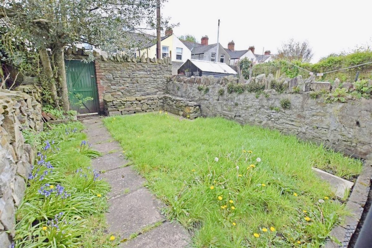 For Rent this on Australia Road, Cardiff, near U.H.W.  4 Bedrooms. Open-plan Lounge/  kitchen. Bathroom. EPC Rating C. Council tax band E. Furnished. michaeljonesandco.com/properties-to-… #ForRent #ToLet #Rent #Rental #Renting #Heath #Cardiff #UHW #House #Property