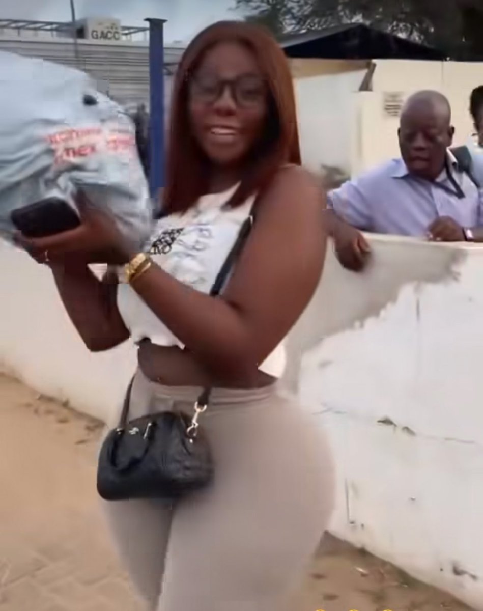 Wetin the old man behind her see?😳