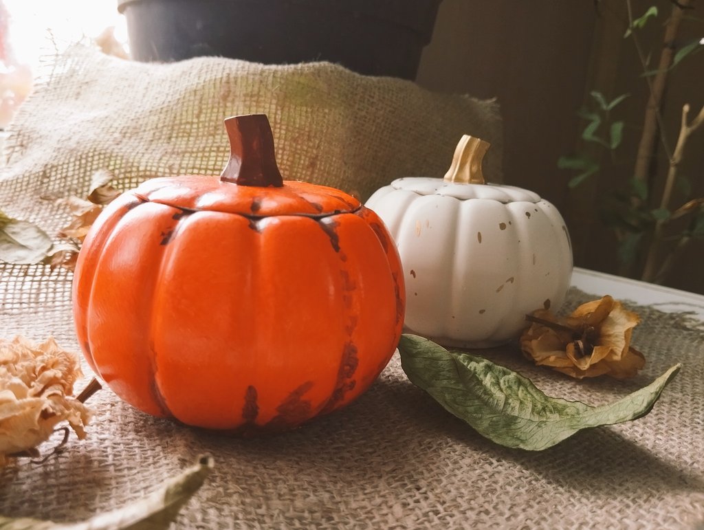 Осенние гипсовые подсвечники 🧡🧡

Поздновато выкладываю, но использовать можно круглый год, так что 👀🍁🍁

🎃 Тыковки (очень тяжёлые!) - 550р (со свечой 950р)
👻 Призраки волшебники (шляпа снимается и внутрь идеально помещается свеча 100мл 🥰) - 650р (со свечой 1150р)