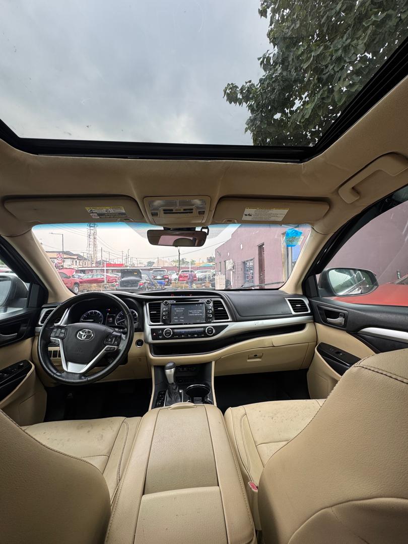 partyghost01's tweet photo. 🚙 FOR SALE: 2018 Toyota Highlander XLE 
✨ Excellent condition | 96,067 km | Automatic
🖤 Executive leather seats | BSM | Open roof | Low mileage
💰 ₦36m

Smooth ride, luxury feel, and ready to drive!
📍Location: Lagos
📞 DM for inspection or details
#empsamotors https://t.co/9fSCXF9wrJ