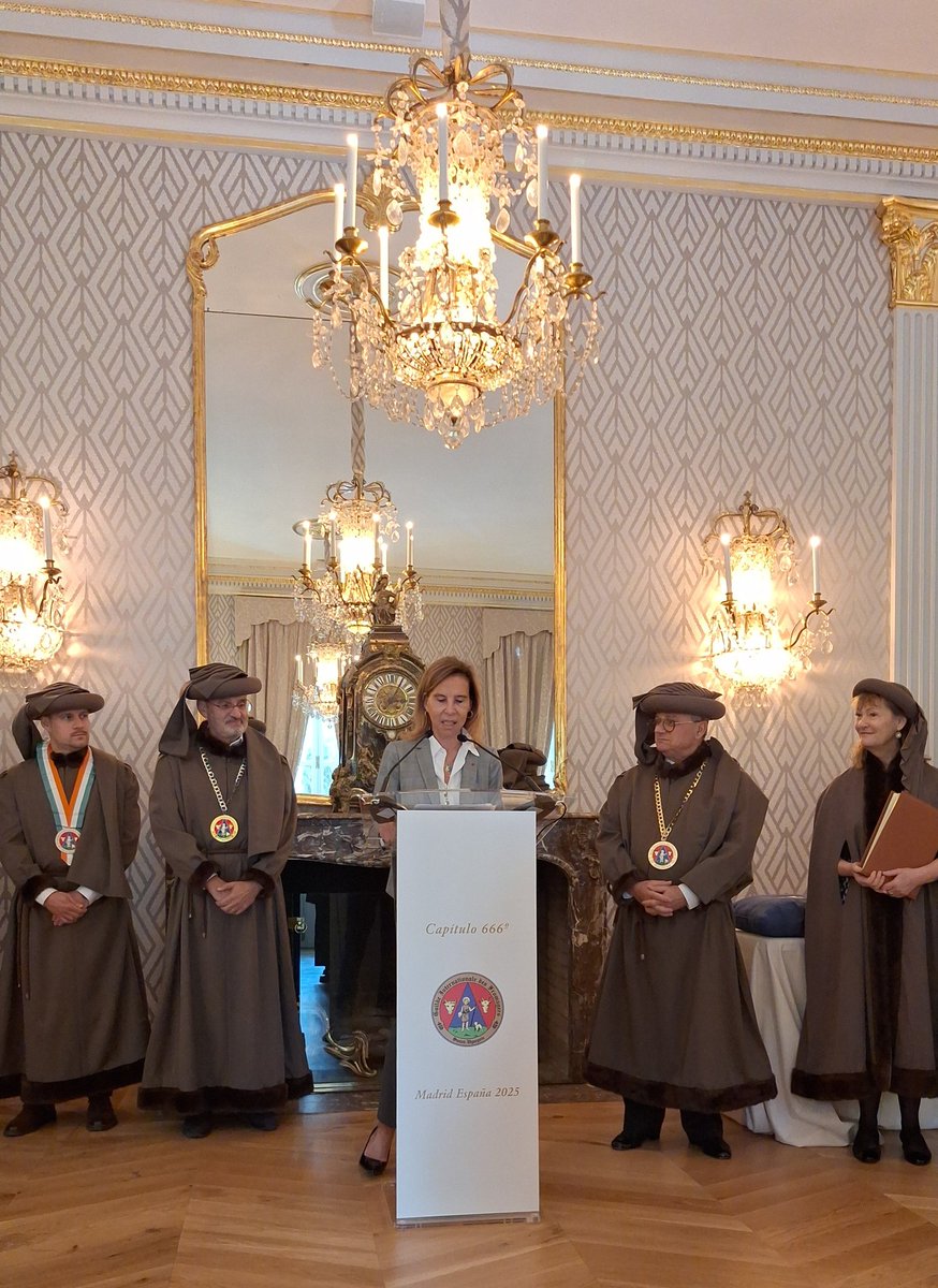 dmanso73's tweet image. Otra de mis grandes pasiones es el queso... Entronamiemto de los nuevos miembros de :Gilde Intenationale Des Fromagers&quot; en la Residencia de la Embajadora de Francia en España 👌
#queso #Gilde