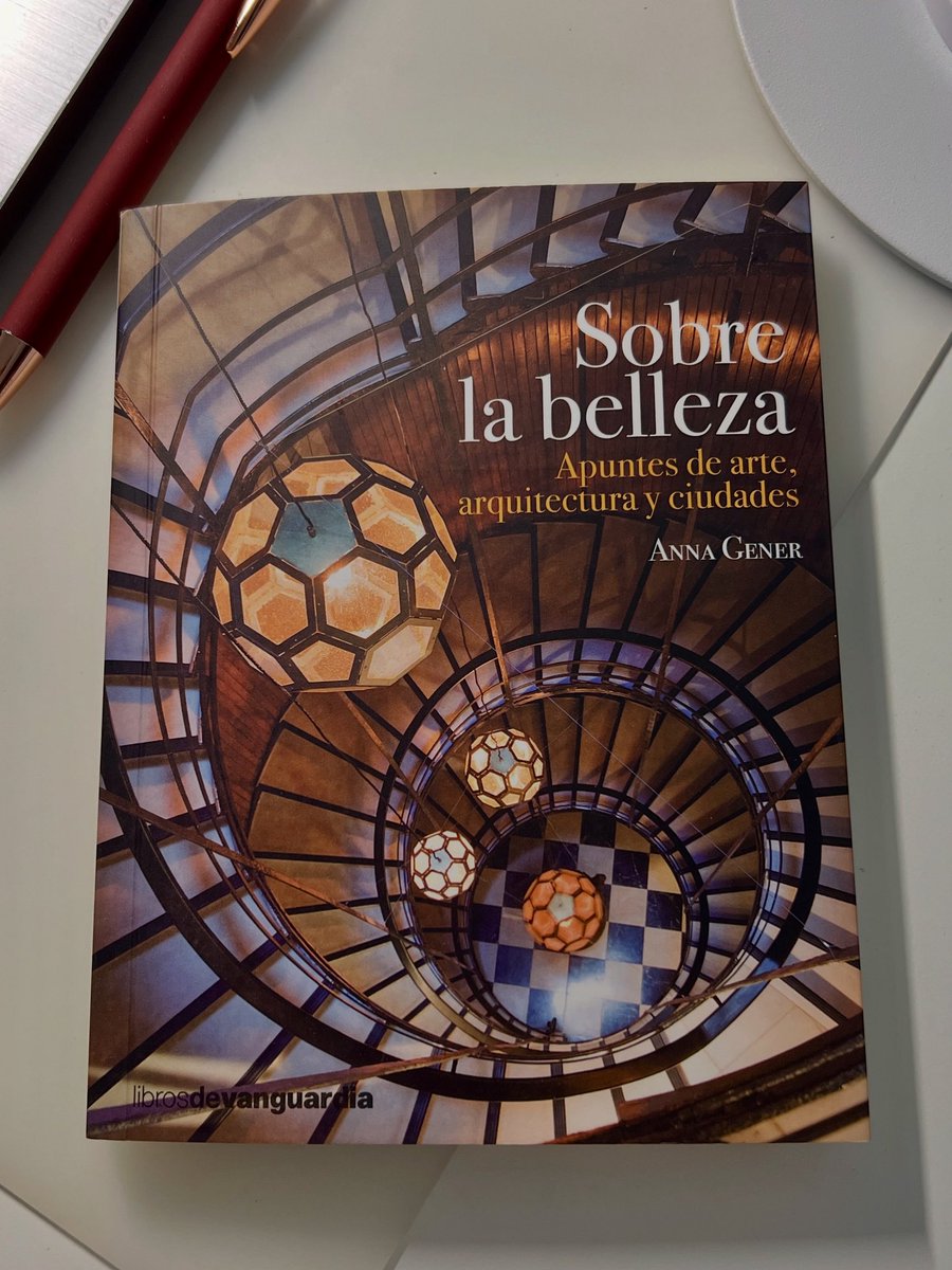 Sensibilidad , elegancia y belleza más allá del título.

Algo más de cien páginas que me han emocionado, me han generado curiosidad y me han hecho pensar y sentir la belleza de esa forma poliédrica en que <a href="/agenersurrell/">Anna Gener</a>  lo ha plasmado. 
Gracias!