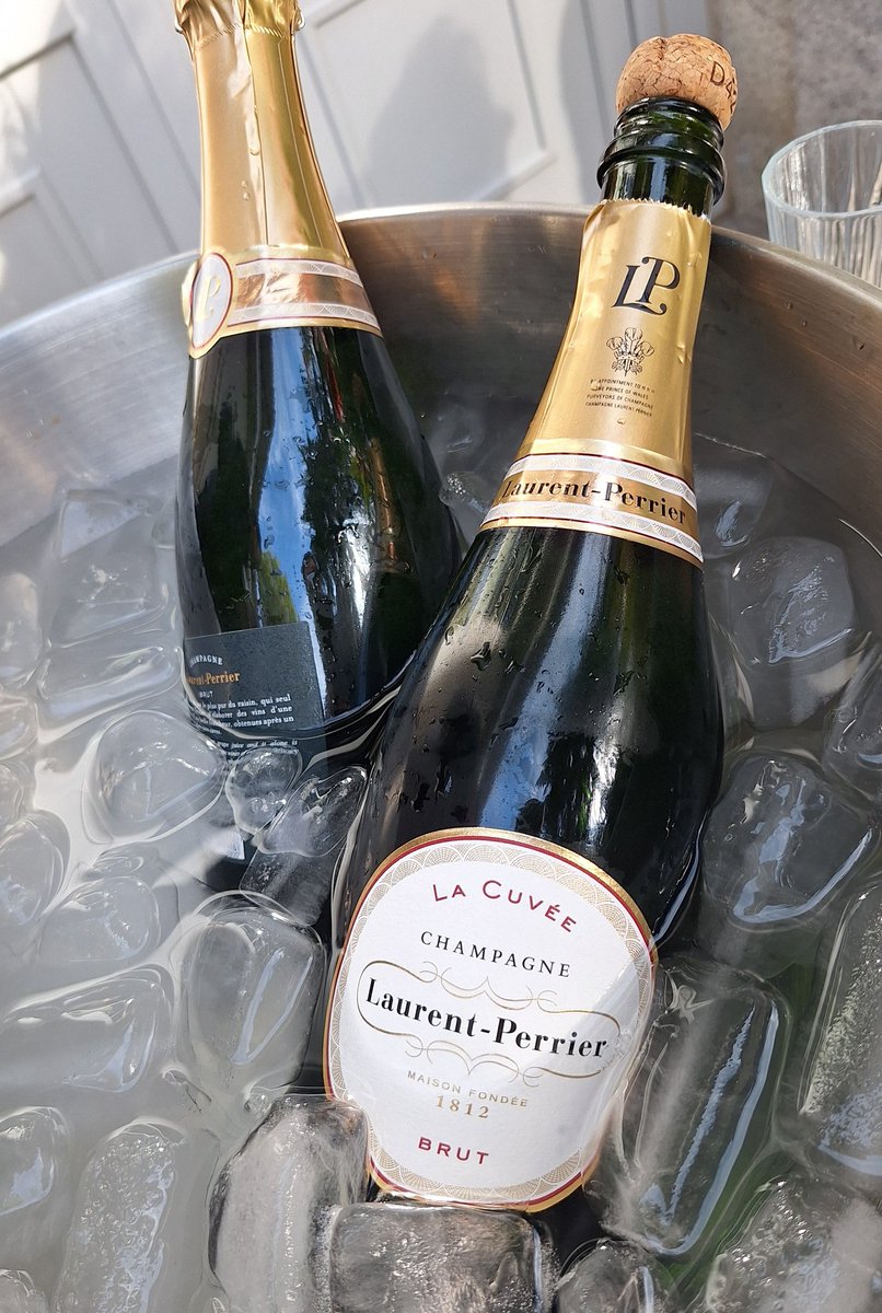 dmanso73's tweet image. Otra de mis grandes pasiones es el queso... Entronamiemto de los nuevos miembros de :Gilde Intenationale Des Fromagers&quot; en la Residencia de la Embajadora de Francia en España 👌
#queso #Gilde