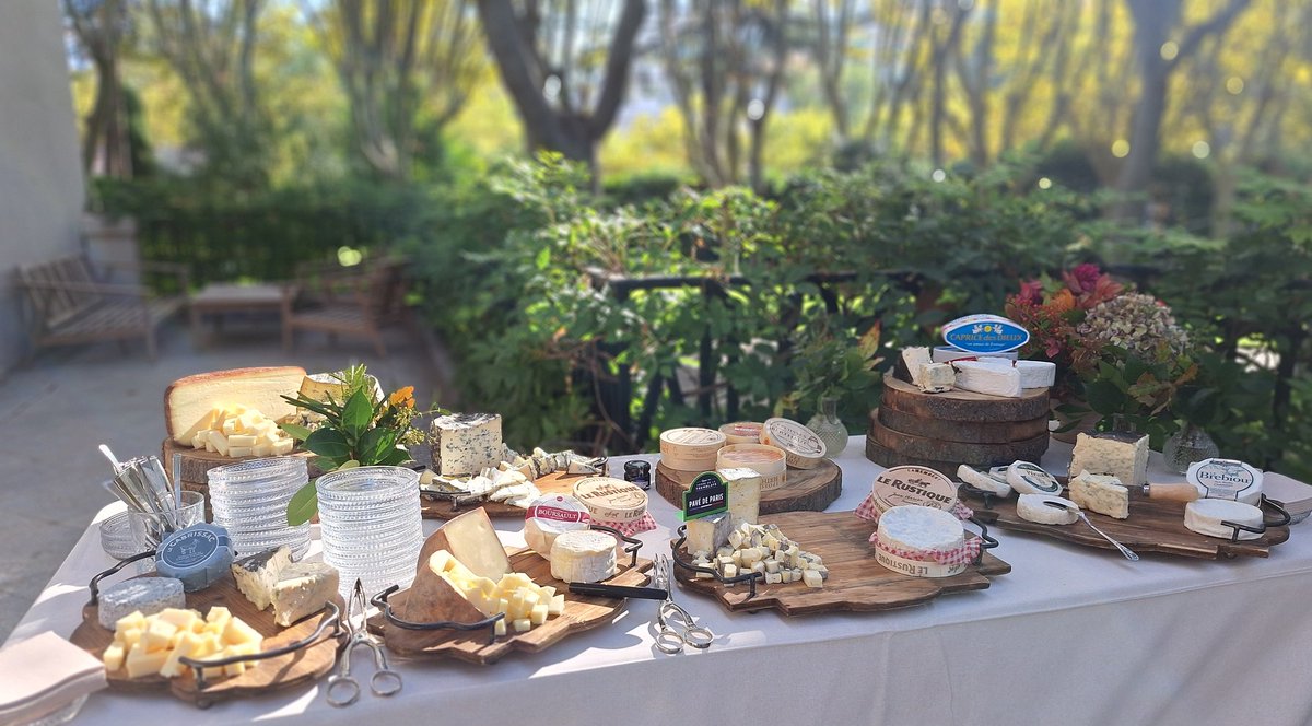 dmanso73's tweet image. Otra de mis grandes pasiones es el queso... Entronamiemto de los nuevos miembros de :Gilde Intenationale Des Fromagers&quot; en la Residencia de la Embajadora de Francia en España 👌
#queso #Gilde