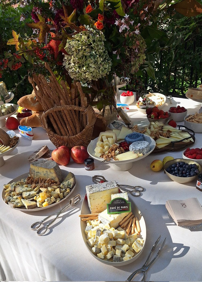 dmanso73's tweet image. Otra de mis grandes pasiones es el queso... Entronamiemto de los nuevos miembros de :Gilde Intenationale Des Fromagers&quot; en la Residencia de la Embajadora de Francia en España 👌
#queso #Gilde