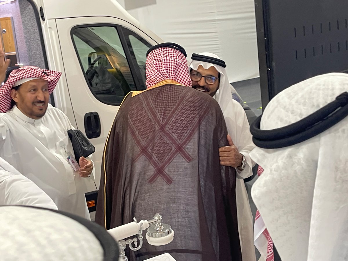 kabidak's tweet photo. في لحظة ودٍ جميلة داخل جناح ⁧#جمعية_كبدك⁩ في ⁧#ملتقى_الصحة_العالمي_2025⁩، التقى مستشار وزير الصحة الدكتور محمد القاسم بالمدير التنفيذي للجمعية الأستاذ مطلق الخمعلي.
دار بينهما حديثٌ ودّي أعاد إلى الأذهان ذكرياتٍ قديمة جمعتْهما في ممرات الوزارة، حيث تشاركَا شغف العمل الصحي وخدمة الإنسان.
وبينما كانا يسترجعان تلك الأيام، أبدى الدكتور القاسم إعجابه بما وصلت إليه الجمعية من حضورٍ فاعل ومبادراتٍ نوعية، تجسّد استمرار رسالة العطاء التي طالما جمعتهما.