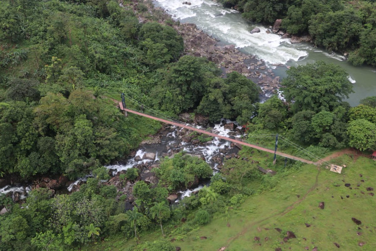 Dos niños PANAMEÑOS fallecieron ayer por la crecida de un río. No son los primeros y si no se hace algo, tampoco serán los últimos. Por las condiciones geográficas y de vida en la Comarca Ngobe Buglé, se requiere invertir en caminos y puentes o zarzos.

En la administración