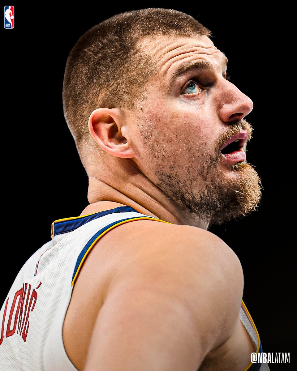 brasilcoast2's tweet photo. 📊 NÚMEROS individuais ATUALIZADOS de Nikola Jokic na sua carreira:

• Faltam 28 triplos duplos para Jokic se tornar o atleta com mais triplos duplos feitos na história da NBA.

• 188 triplos duplos na carreira (playoffs + temporada regular). São 20 a mais que Magic Johnson e está a 1 de empatar com Oscar Robertson.

• 3 triplos duplos SEGUIDOS nos 3 primeiros jogos da temporada 2025-26, junto com Oscar Robertson e Russell Westbrook com o feito na história.

• 4 triplos duplos na carreira de pelo menos 25 pontos e 90% de FG. Existem 7 ao todo na história, Jokic é dono de 4.

• 93 triplos duplos de pelo menos 25/10/10.

• 11 triplos duplos na carreira com ao menos 90% de TS%. São 7 a mais que o 2º colocado na lista.

• 6º triplo duplo individual na carreira com pelo menos 90% de eficiência.

• 13º triplo duplo individual na carreira com pelo menos 80% de eficiência.