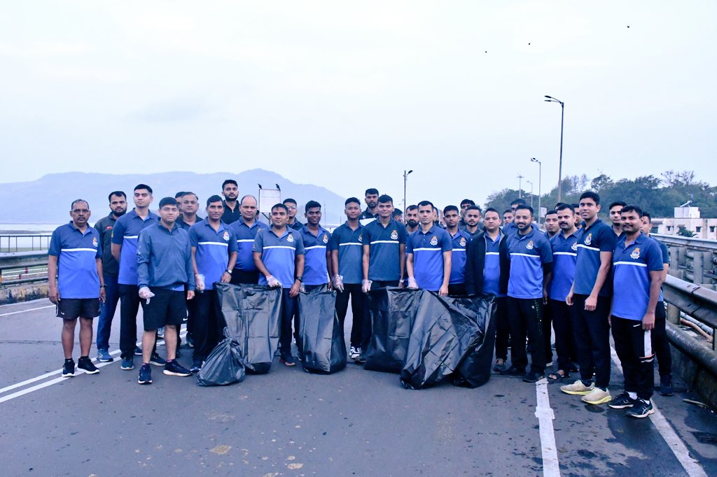 IN_INSShivaji's tweet photo. 🧹"स्वच्छता कर्तव्य, समृद्धि का मार्ग।"🌱
A #CleanlinessDrive was conducted at Tata Dam, #Lonavala as a part of #SwachhtaCampaign5.0 towards nurturing #cleansociety, #waterbodies and responsible citizens contributing for a greener tomorrow.
#Swachhotsav
#SHS2025
@indiannavy
@IN_HQSNC
@PRODefPune