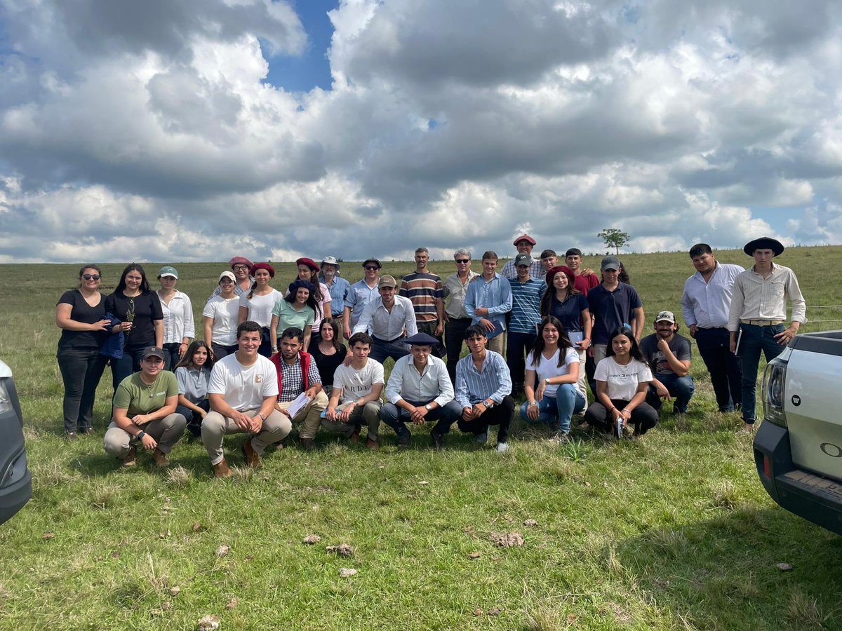 PlanAgro's tweet photo. En📍Chapicuy, Paysandú
Visita a 📌#ProductorAsociado Hernán Oborsky, con estudiantes del Polo Educativo Tecnológico de Paysandú #DGETP @UTU_Uruguay 🗓️18/10
➕🖼️👉 https://t.co/xWMMQIIU9E
Ing. Rómulo Cesar #PlanAgro
#Capacitación #Ganadería #Campo https://t.co/tM9YyQTUFB
